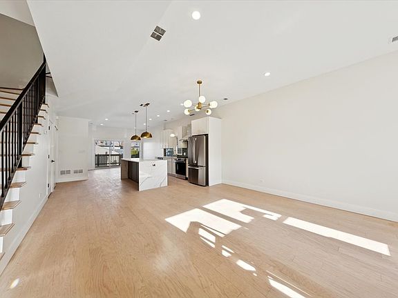 3rd image of 3538 W Le Moyne St