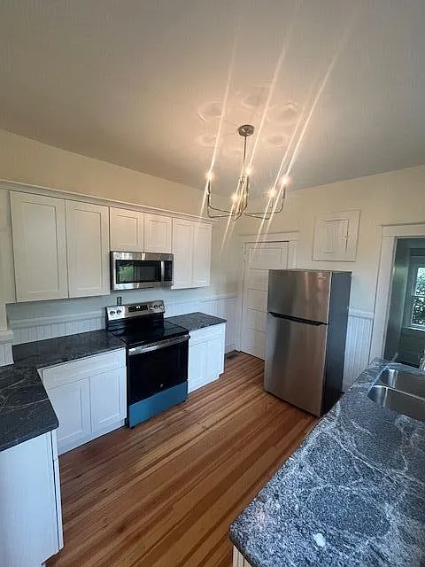3 bed, 1.0 bath, 1174 sqft, $2,500 — Photo 2