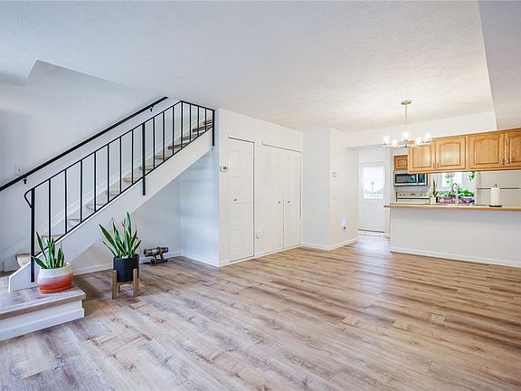 4th image of 678 Eastbrooke Ln