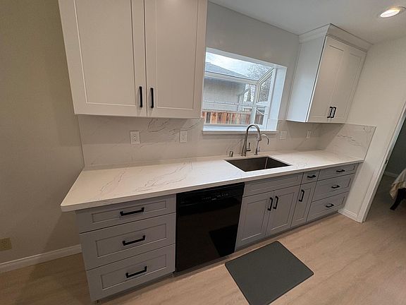 Remodeled brand new kitchen with brand new appliances