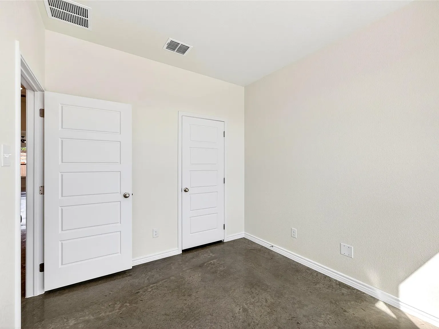 3 bed, 2.0 bath, 1175 sqft, $1,400 — Photo 2
