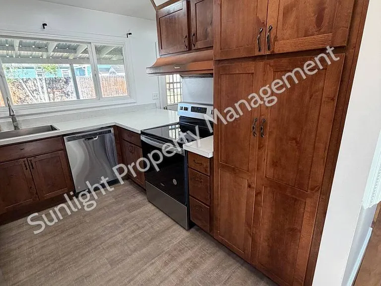 2228 Maple St — Photo 4