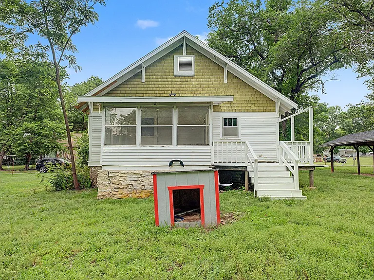 810 King Ave — Photo 2