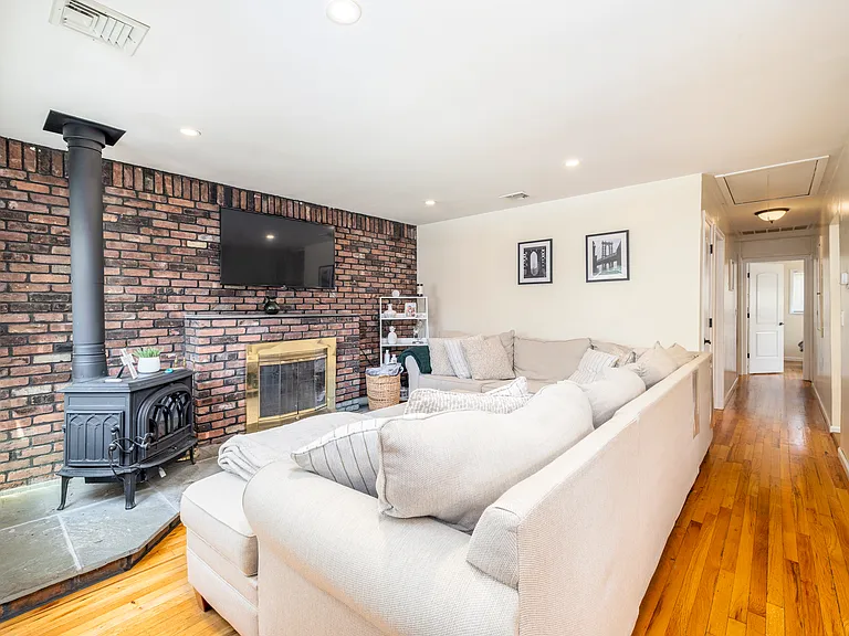 37 Hickory Rd — Photo 3