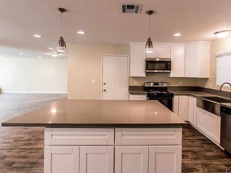 152 E Shady Grove Dr — Photo 3