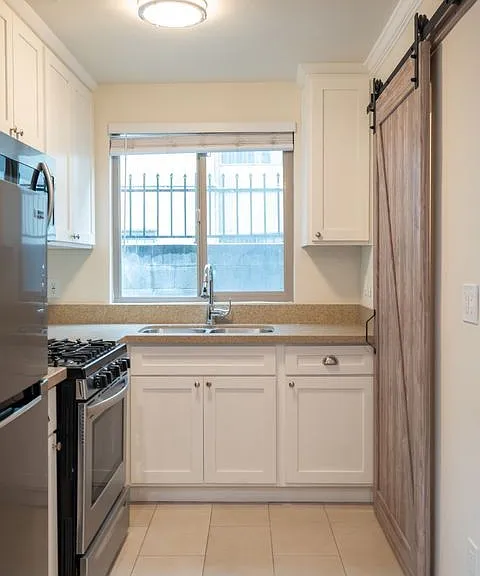 1222 W 39th St #16 — Photo 12