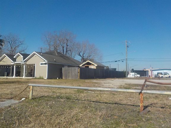 3rd image of 110 W Curtis Ave