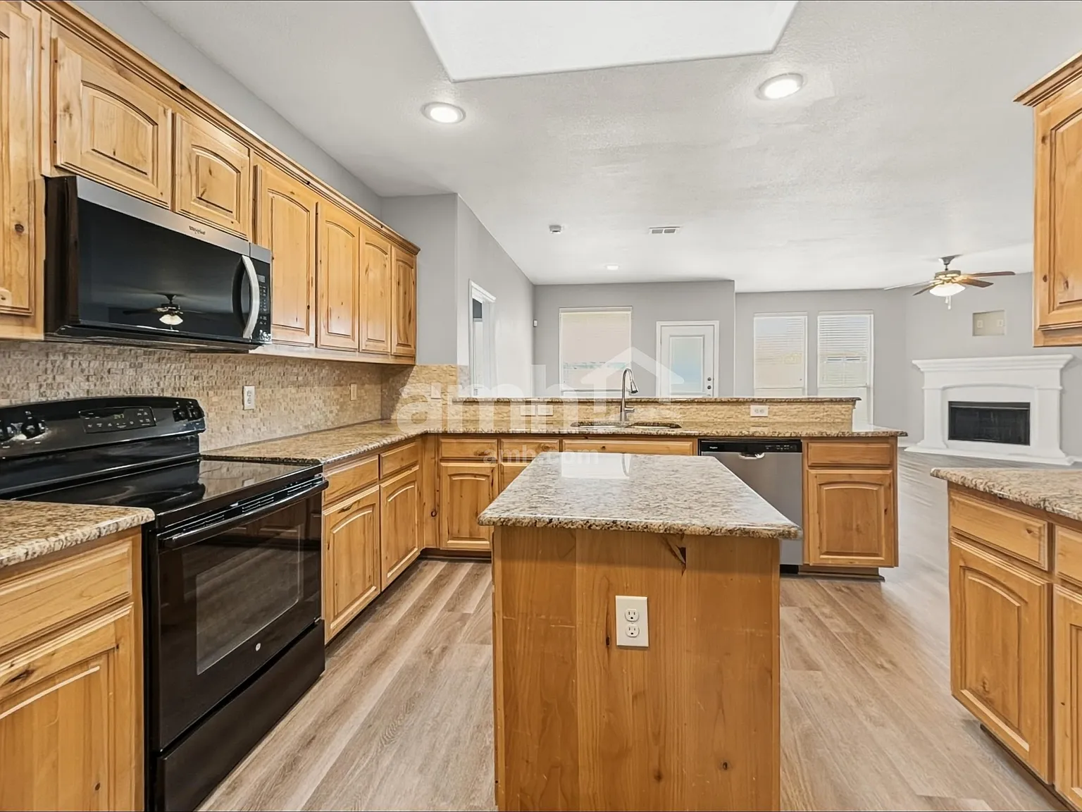 3 bed, 2.0 bath, 1843 sqft, $2,420 — Photo 4