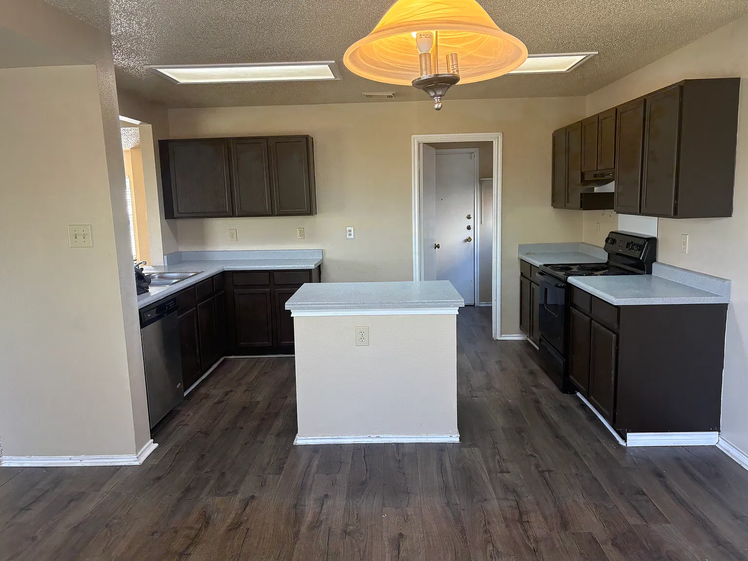 3 bed, 2.5 bath, 2195 sqft, $1,650 — Photo 3