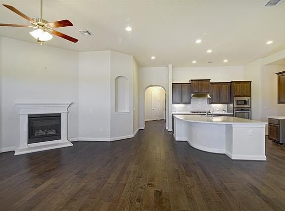 5th image of 408 Highland Village Dr