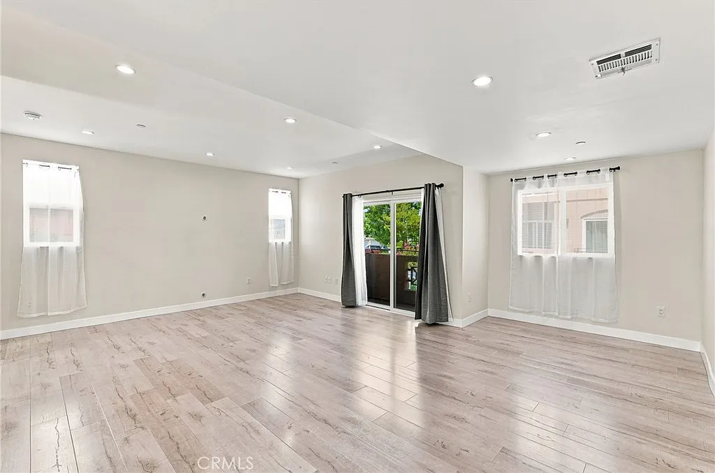 3 bed, 4.0 bath, 1584 sqft, $3,700 — Photo 3