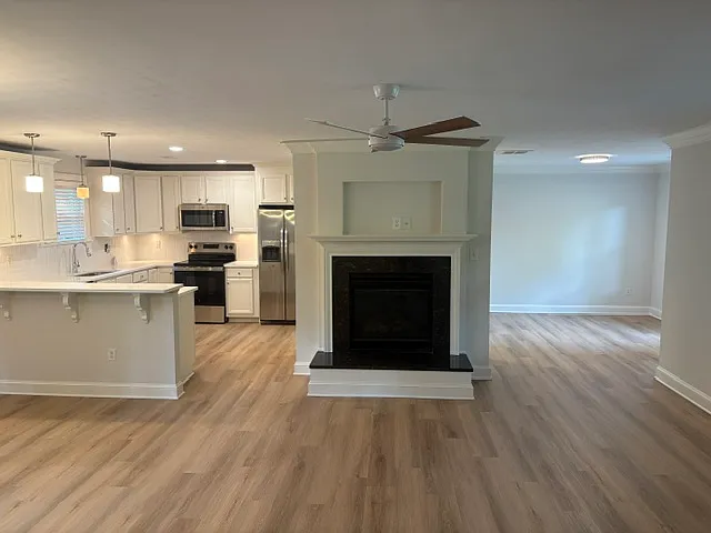 3 bed, 1693 sqft, $3,200 — Photo 2