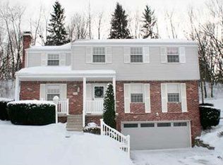 1060 Surrey Woods Rd, Bethel Park, PA 15102