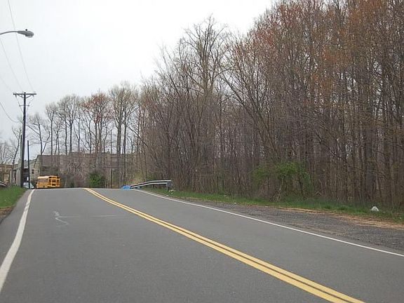 5th image of 221 Henderson Rd