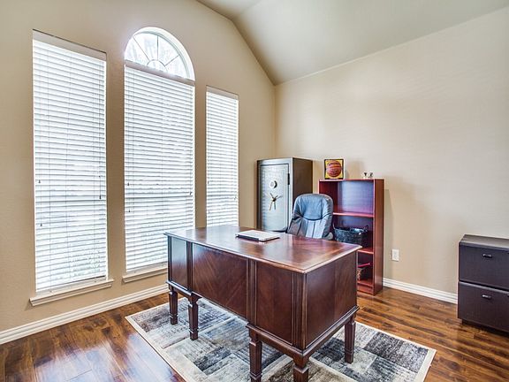 4th image of 3909 Oakmont Dr