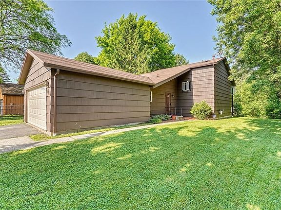 3rd image of 95 Willow Pond Way