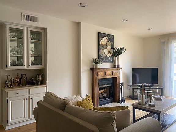 LIVINGROOM WITH GAS FIREPLACE