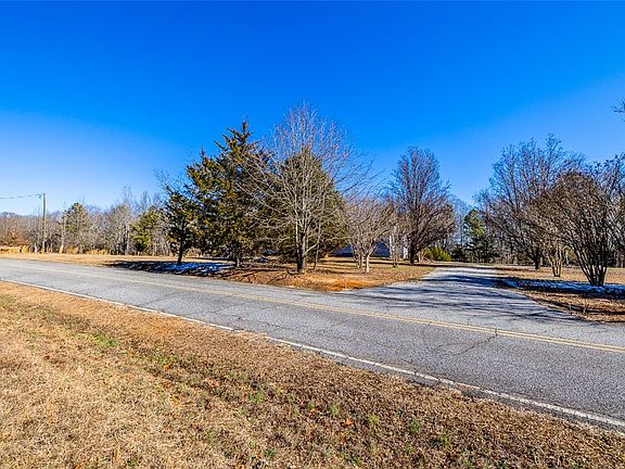 3rd image of 105 Canfield Rd