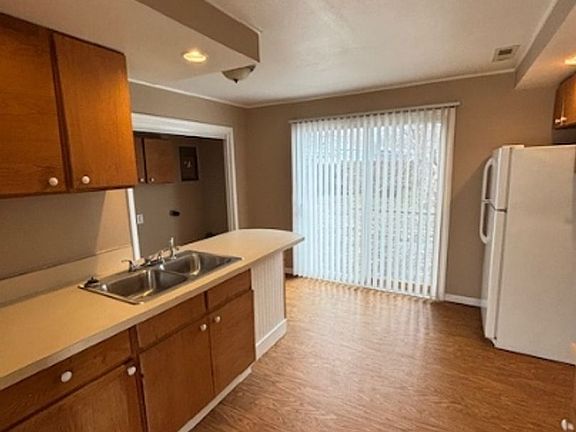 3rd image of 705 Roselyn Dr
