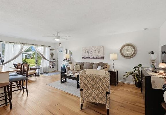 5th image of 832 High Point Drive W #B
