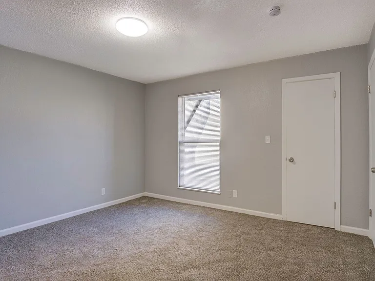 Wornall Place Apartments — Photo 14