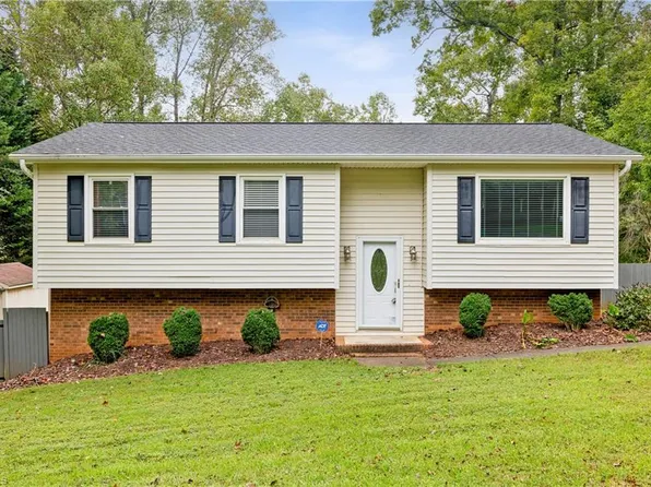 6709 Kennette Dr, Pfafftown, NC 27040