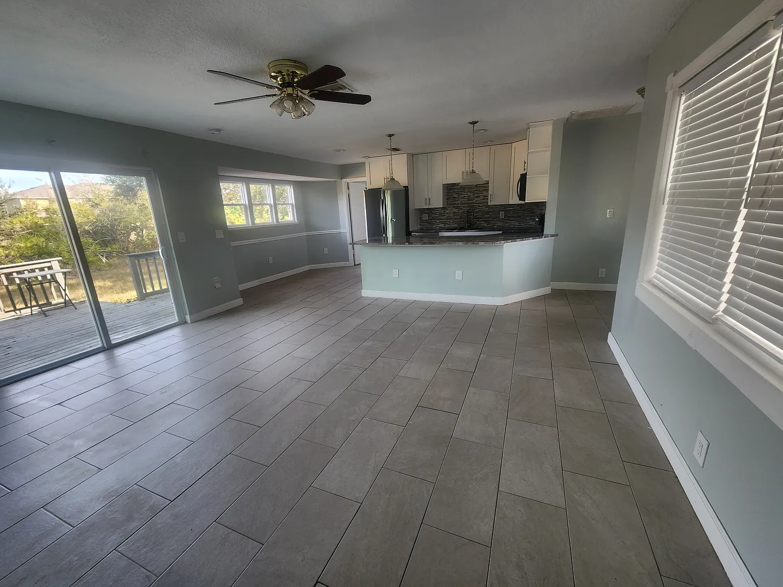 3 bed, 1136 sqft, $1,900 — Photo 3