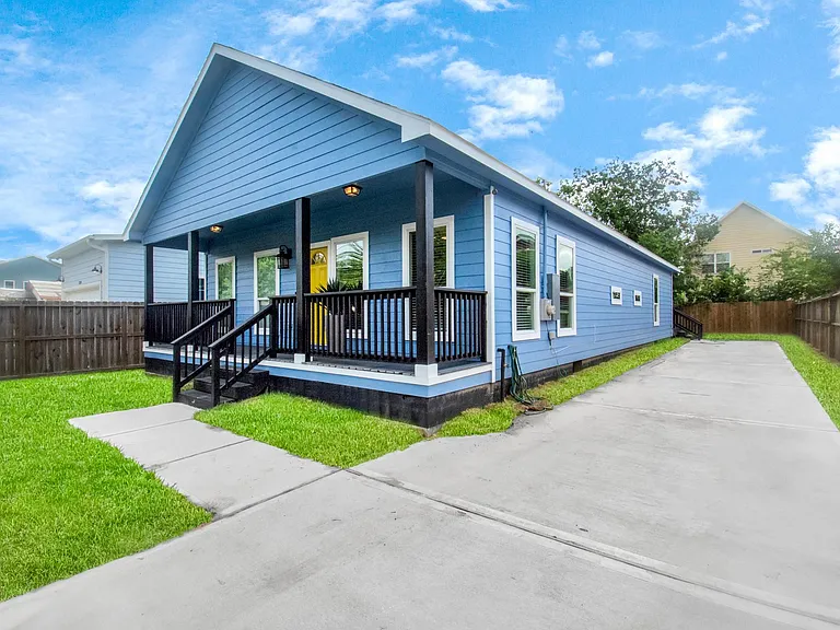 3308 Castor St — Photo 3