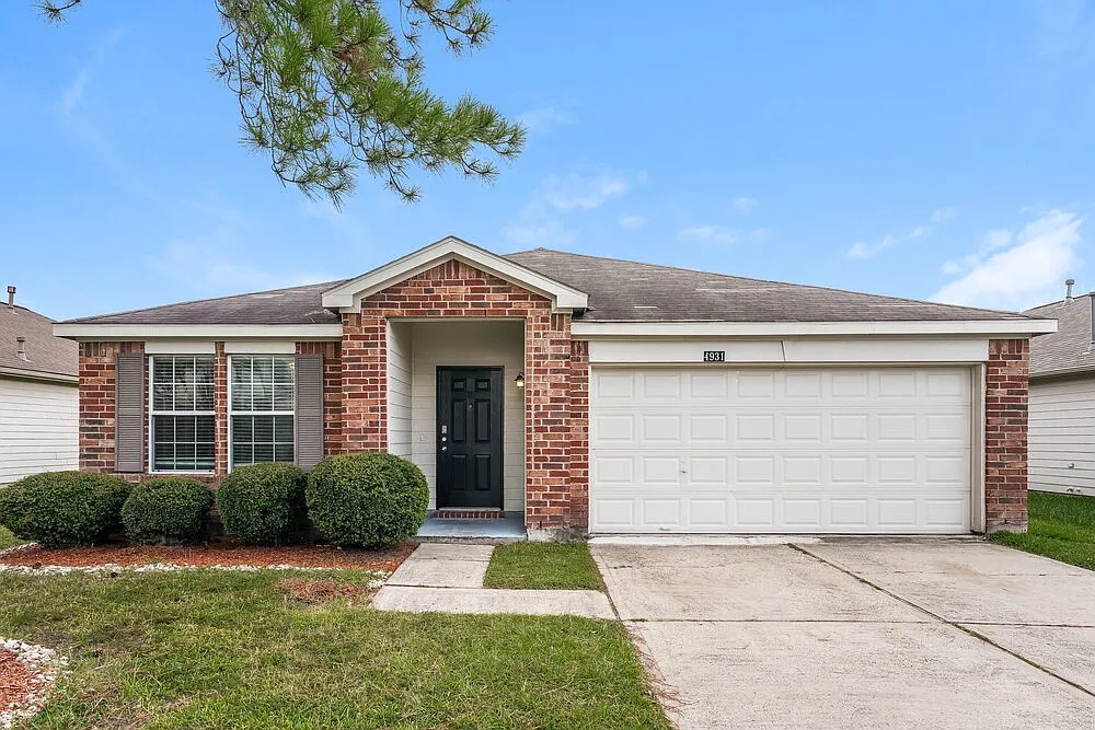 4 bed, 2.0 bath, 2086 sqft, $2,050 — Photo 1
