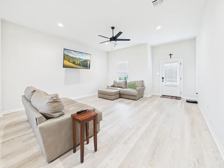 221 Tatum Ln — Photo 4