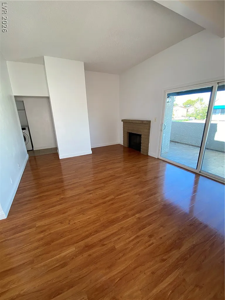2 bed, 2.0 bath, 981 sqft, $1,350 — Photo 2