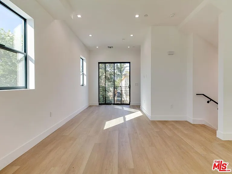 2817 1/2 S Redondo Blvd — Photo 12