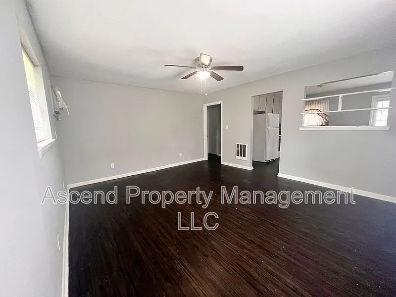 2 bed, 1.0 bath, $950 — Photo 2