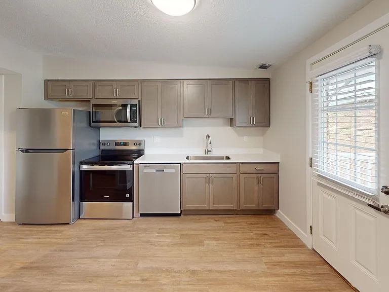1515 W Kirby Ave — Photo 4