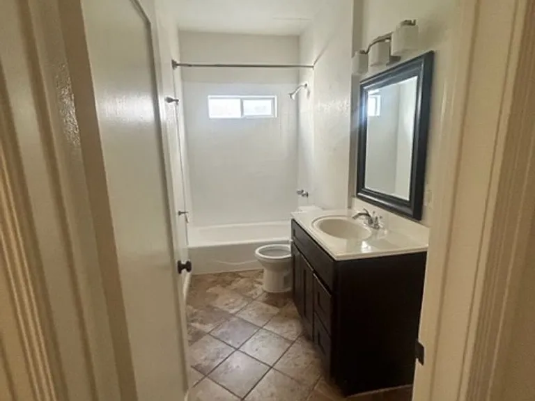 1213 N Ardmore Ave — Photo 5