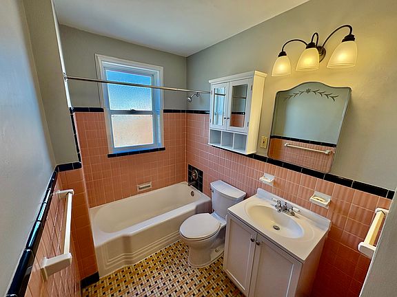 5th image of 833 Sudbury Dr APT 4