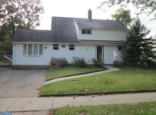 23 Grapevine Rd, Levittown, PA 19057