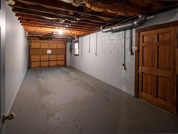 3rd image of 207 Yates St
