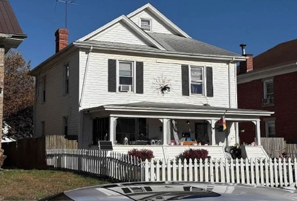2nd image of 2618 1st Ave