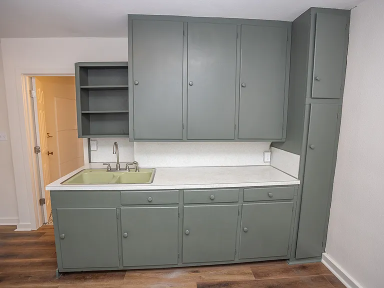 1122 E McCarty St — Photo 12