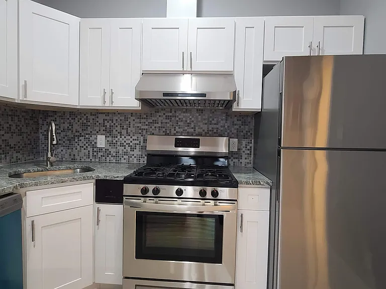 100 Griffith St #3L — Photo 5
