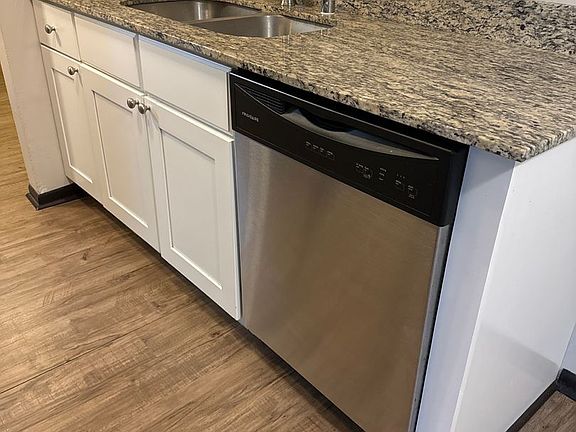 4th image of 3708 W 32nd St #204