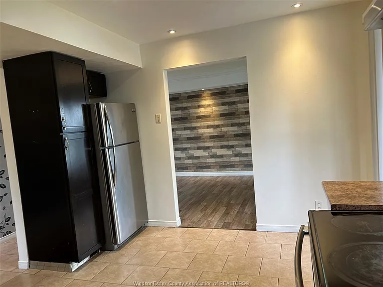 1464 Bayswater Cres — Photo 7