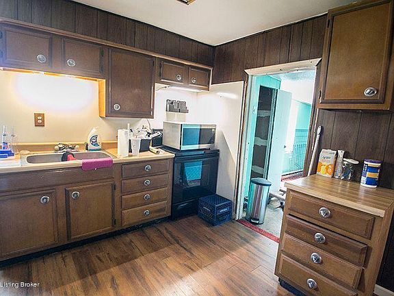 4th image of 13900 Lyons Ave