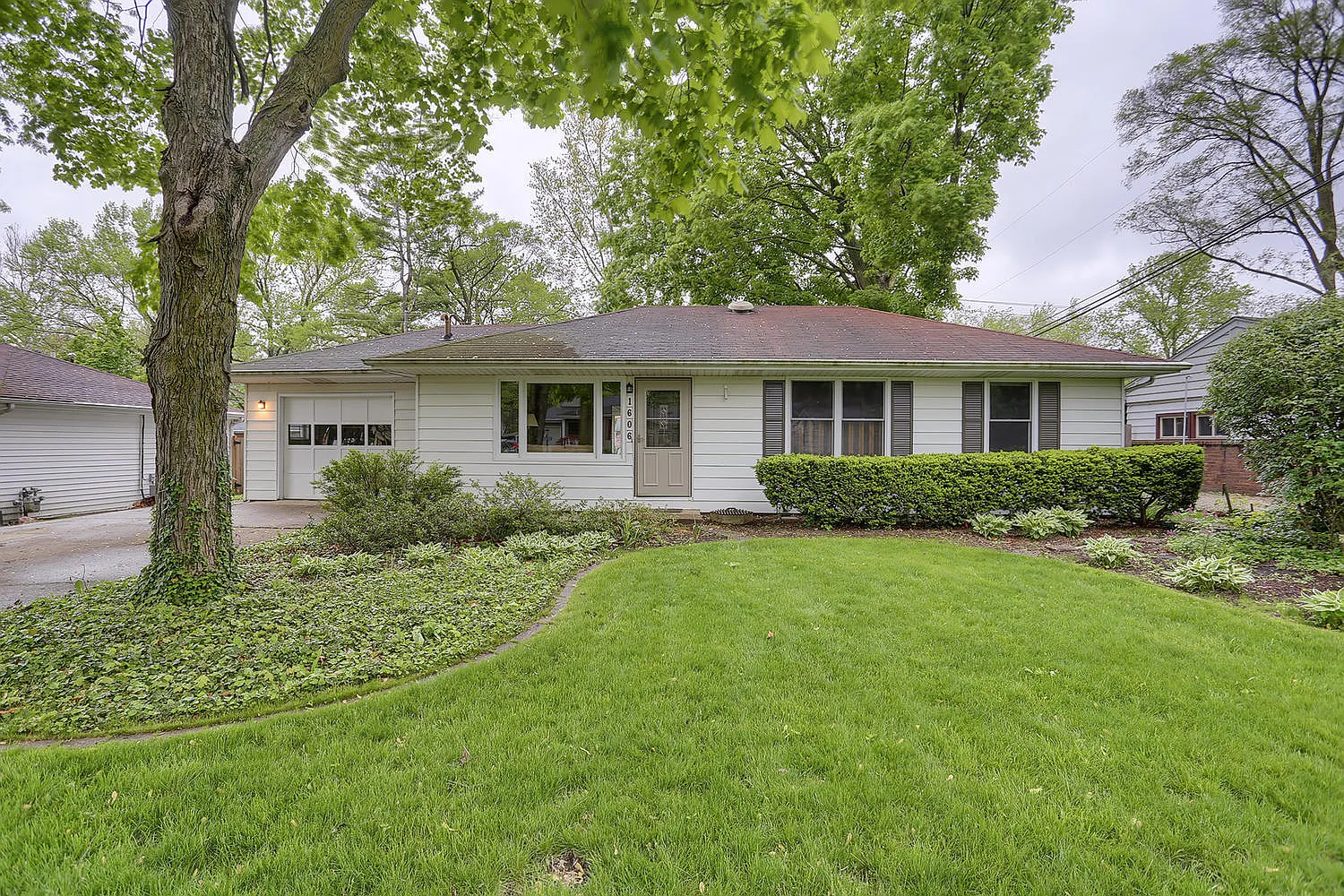 1606 Chevy Chase Dr photo 1