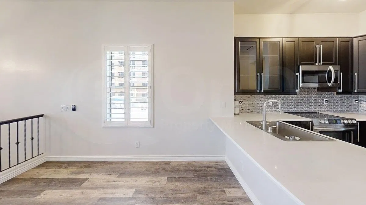 3 bed, 2.0 bath, 1073 sqft, $2,300 — Photo 4