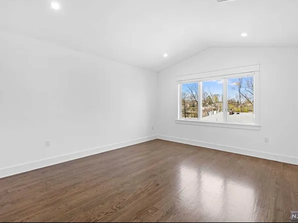 213 7th St Floor 2, Palisades Park, NJ 07650