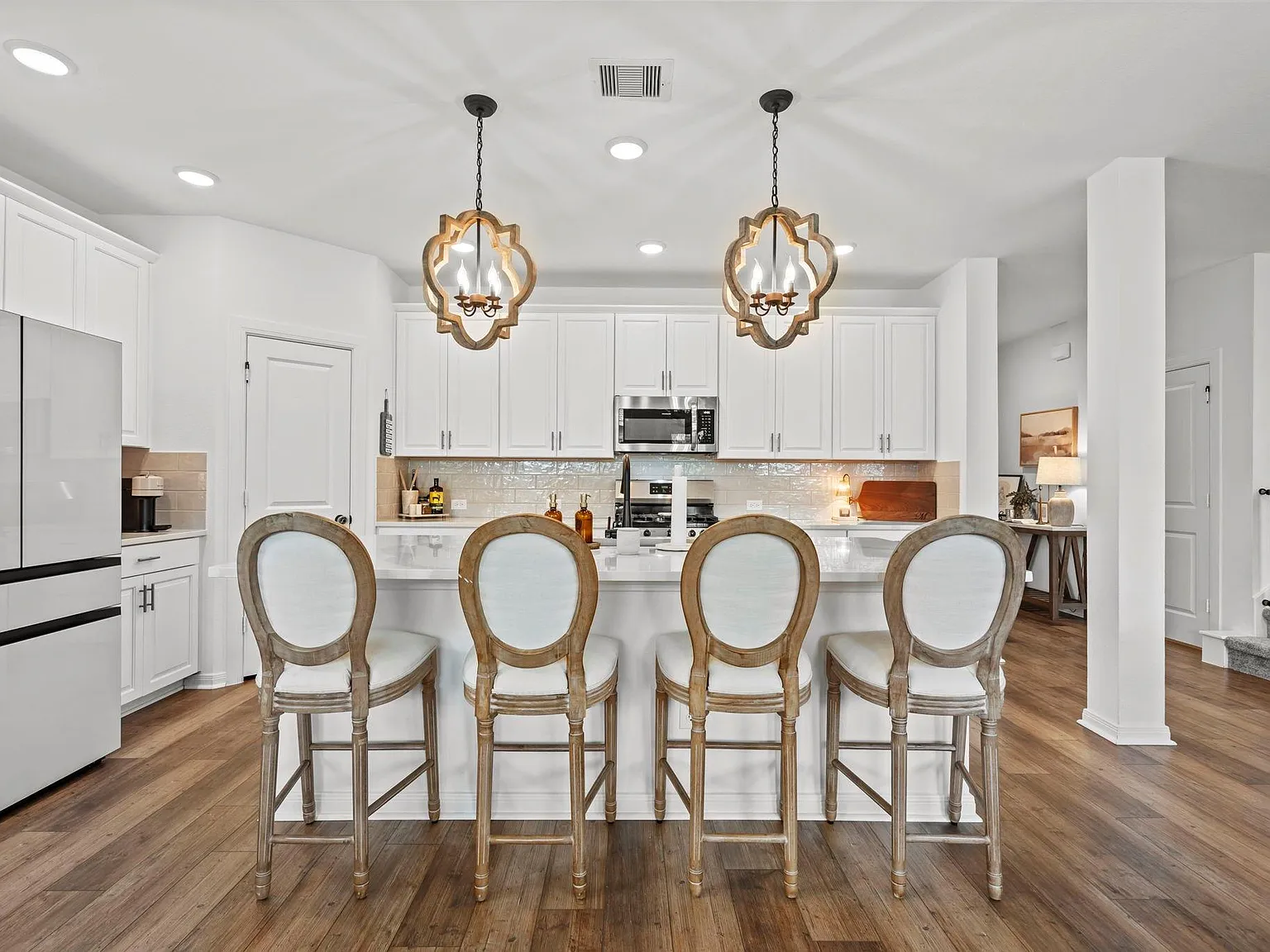 4 bed, 3.0 bath, 2558 sqft, $2,800 — Photo 2