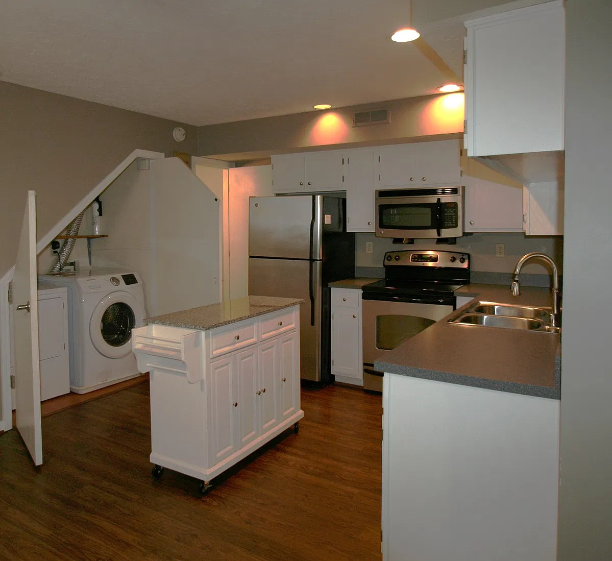 2 bed, 1.5 bath, 1300 sqft, $1,599 — Photo 4