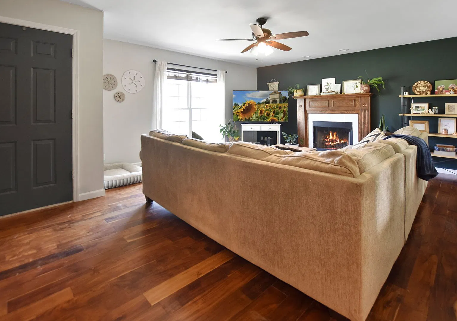 Pet Friendly Three Bedroom with Basement! — Photo 2